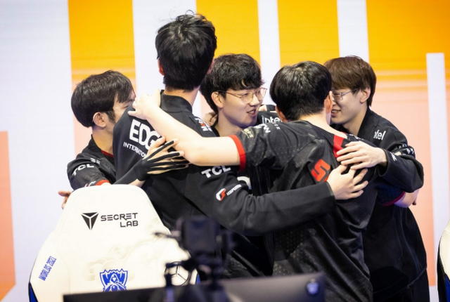 試圖調侃某 試圖調侃某